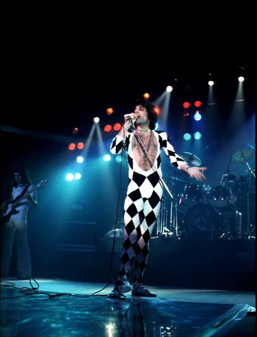 Фредди Меркьюри в костюме Арлекина — News of the World Tour, 1977