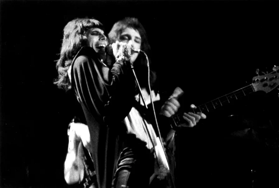 Фредди Меркьюри и Джон Дикон на сцене, 1973