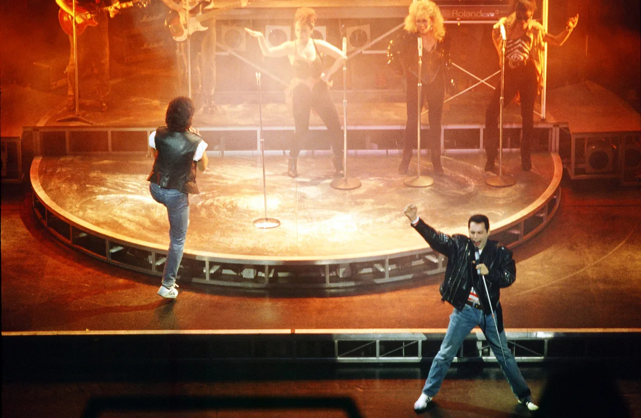 Фредди Меркьюри на сцене мюзикла Time — благотворительный показ, апрель 1988